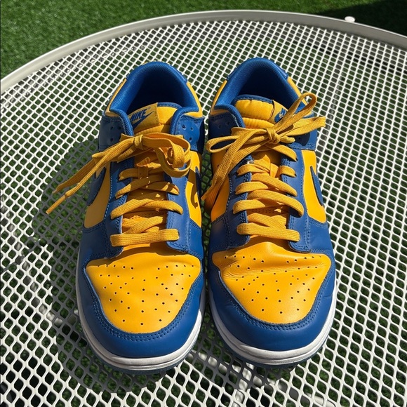 EUC Nike University Of Michigan Dunks - Picture 3 of 10